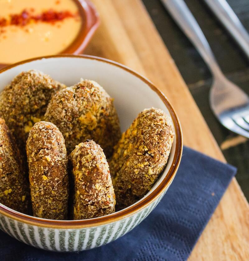 Recipiente con pechuga rebanada de pavo con cobertura aromática