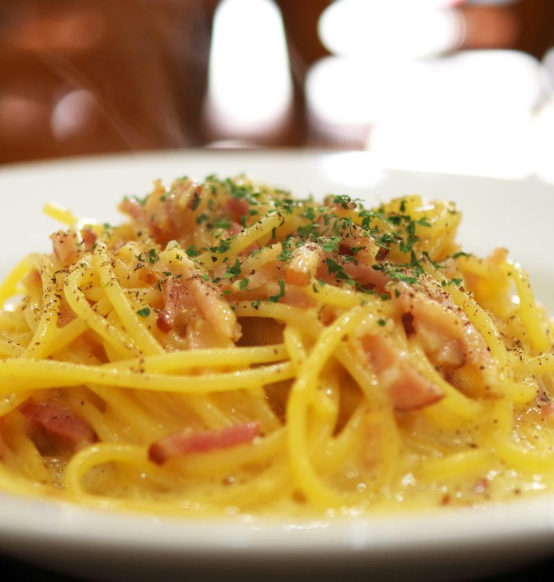 Imagen de una carbonara elegantemente presentada,