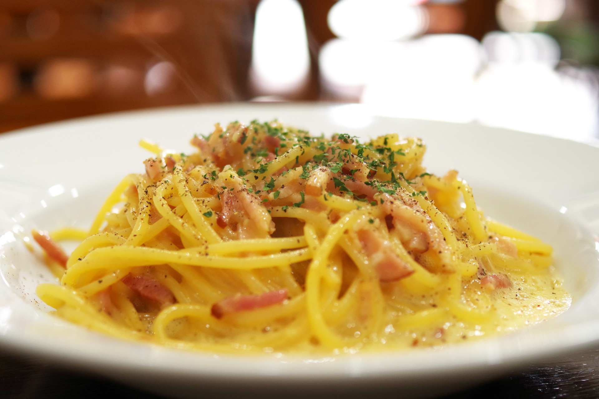 Imagen de una carbonara elegantemente presentada,