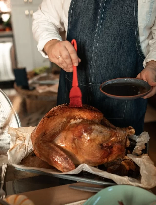 Pavo a la mediterránea bajo en sodio, asado y decorado con hierbas frescas.