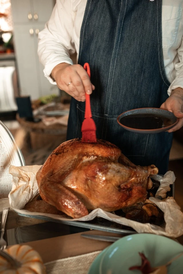 Pavo a la mediterránea bajo en sodio, asado y decorado con hierbas frescas.