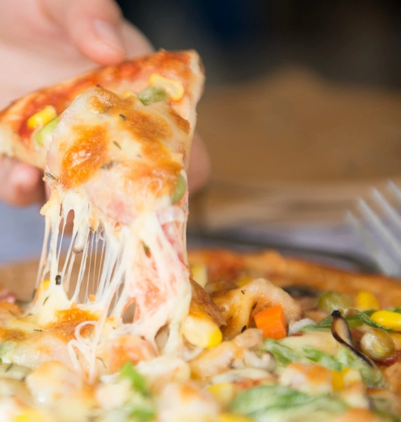 pizza de queso con vegetales