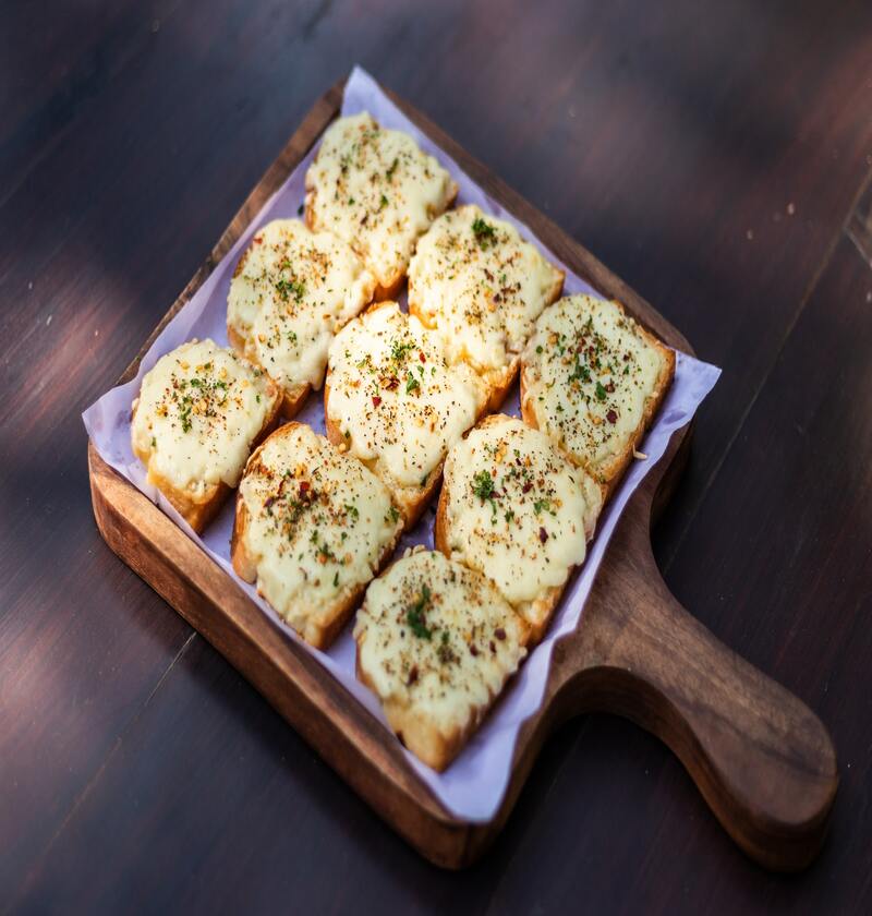 Presentación de pan con ajo y queso.