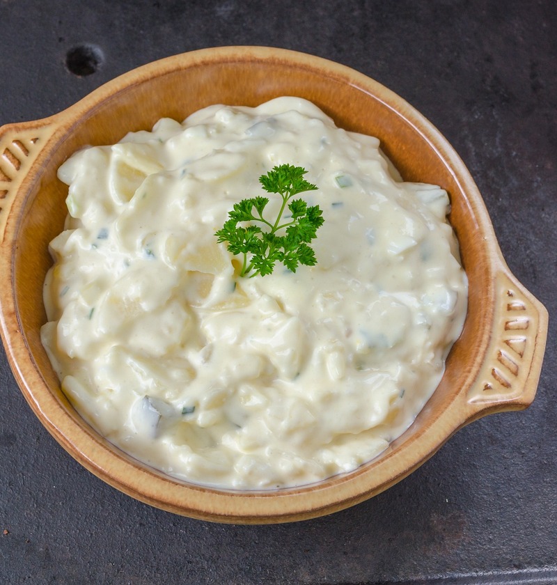 Recipiente con ensalada de papa baja en sodio