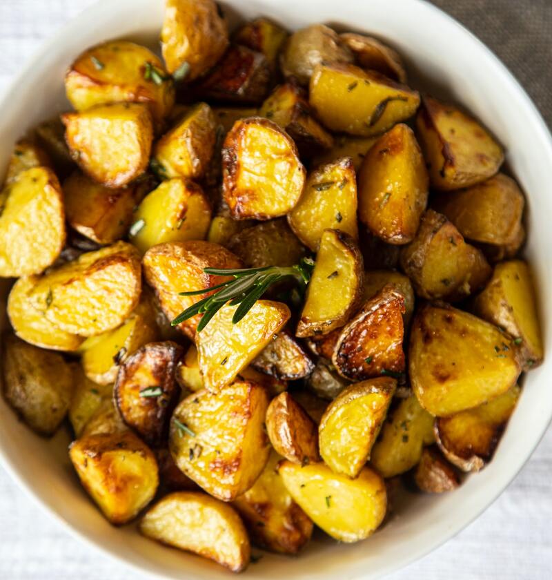 Papas asadas bajas en sodio servidas
