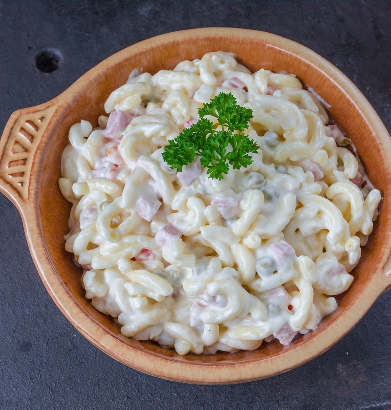 Recipiente con ensalada de coditos baja en sodio