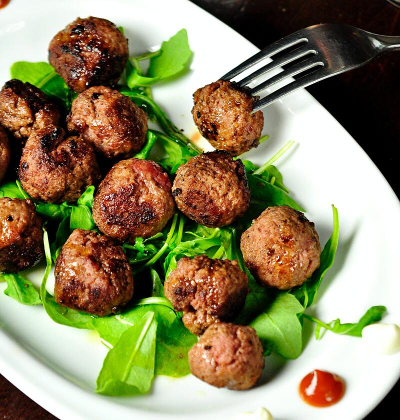 Plato con albóndigas de cerdo bajas en sodio